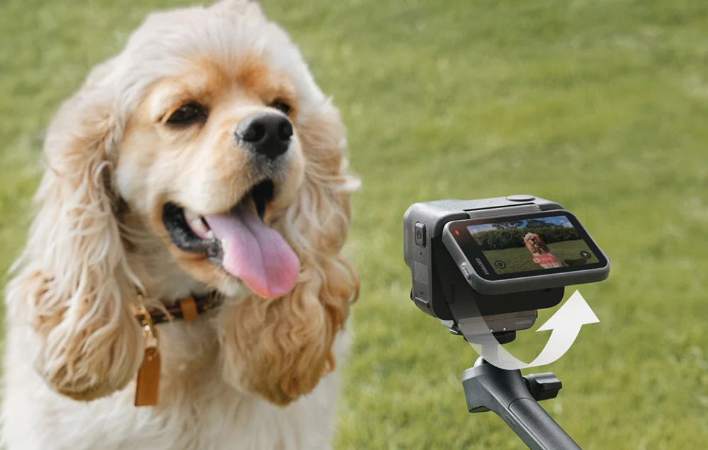 Kamera sportowa Insta360 Ace Pro 2 czarna grafika przedstawia psa nagrywanego kamerą